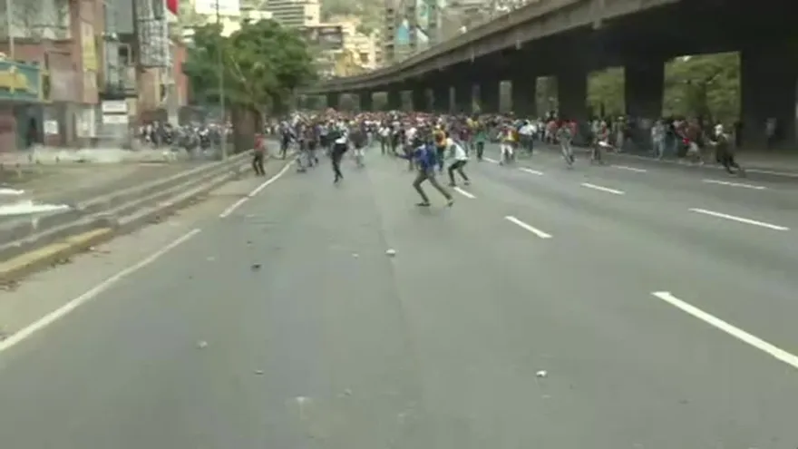 Militares enfrentan manifestantes en una polarizada Venezuela