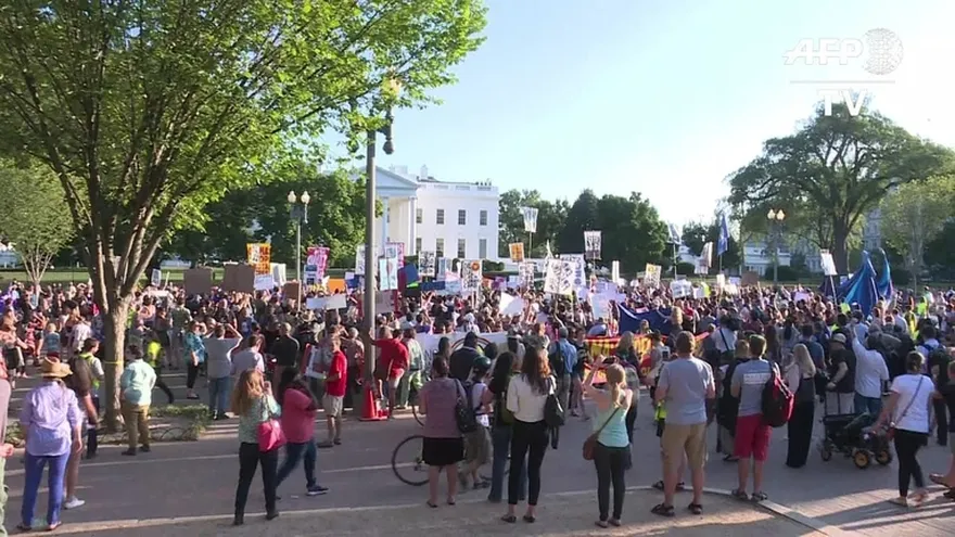 Sanders y nativos estadounidenses protestan contra oleoducto