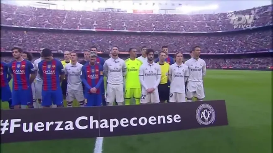 Emotivo homenaje al Chapecoense en el clásico Barcelona vs. Real Madrid