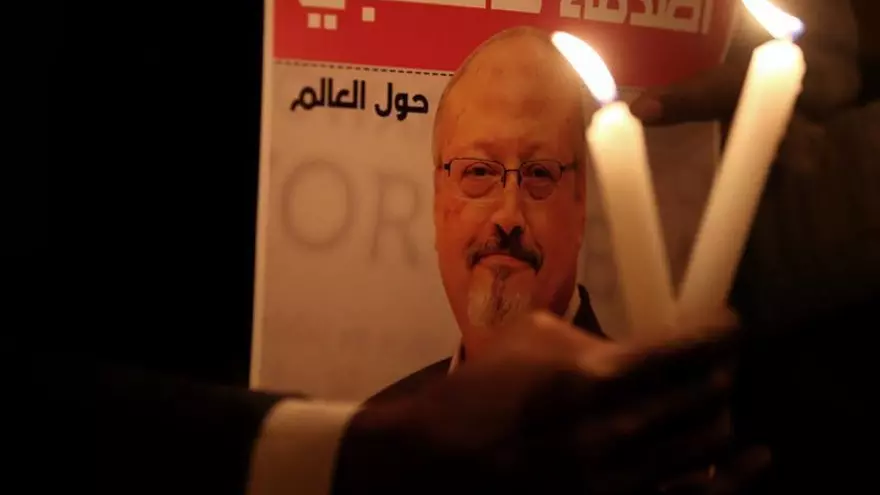 Personas muestran imágenes de Jamal Khashoggi durante una manifestación frente al consulado de Arabia Saudita en Estambul, Turquía.