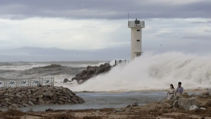 Tras Japón, el violento tifón Haishen se abate sobre la península de Corea