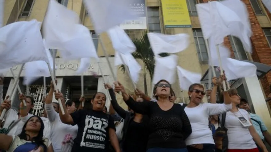 Colombianos celebran histórico acuerdo entre las FARC y el gobierno