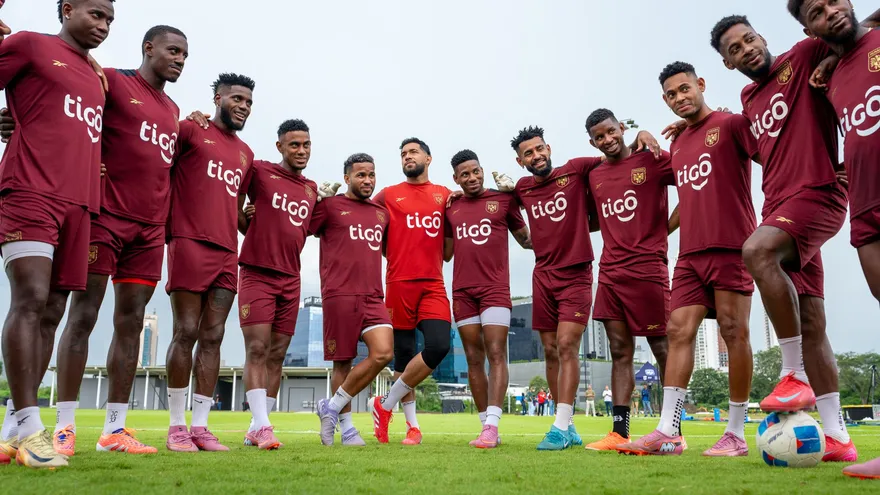 Jugadores de la Selección de Panamá reunidos durante un entrenamiento