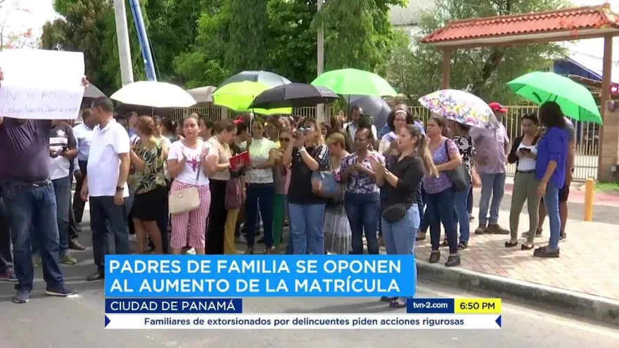 Padres de familia del Colegio Nuestra Señora de Lourdes protestan