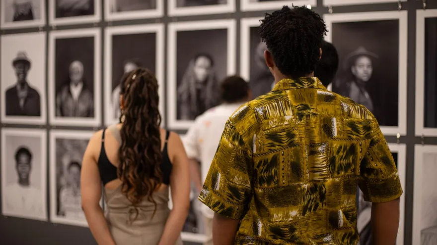 Asistentes a la exhibición de la reconocida artista sudafricana Zanele Muholi,