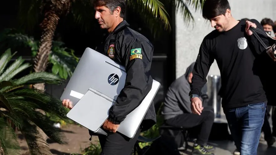 Fotografía tomada el pasado 21 de junio en la que se registró a integrantes de la Policía Federal de Brasil durante un operativo en el que se detuvieron quince personas acusadas de corrupción por desviar recursos públicos de obras en Sao Paulo,  entre ellas el expresidente de Dersa, la empresa pública de desarrollo de carreteras del estado paulista, Laurence Casagrande Lourenço.