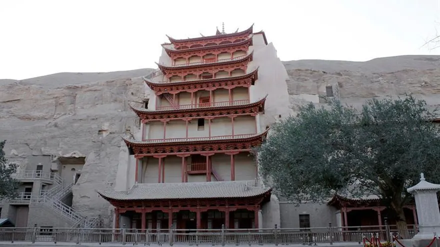 En la imagen, pagoda que da entrada a una de las cuevas de Mogao.