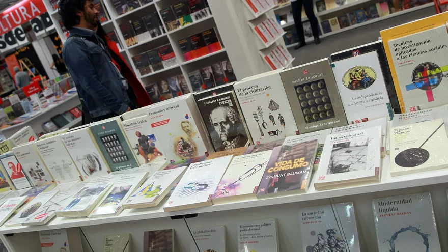 Visitantes observan libros durante una edición de la feria dedicada a Macondo, la aldea imaginaria creada por el nobel colombiano Gabriel García Márquez.