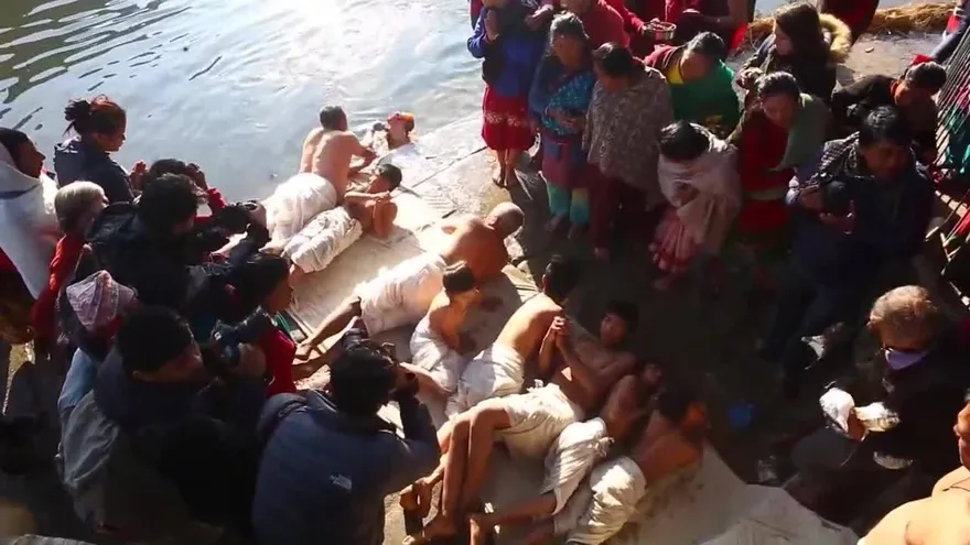 Nepal inicia festival hindú en el que lavan los pecados con baños rituales