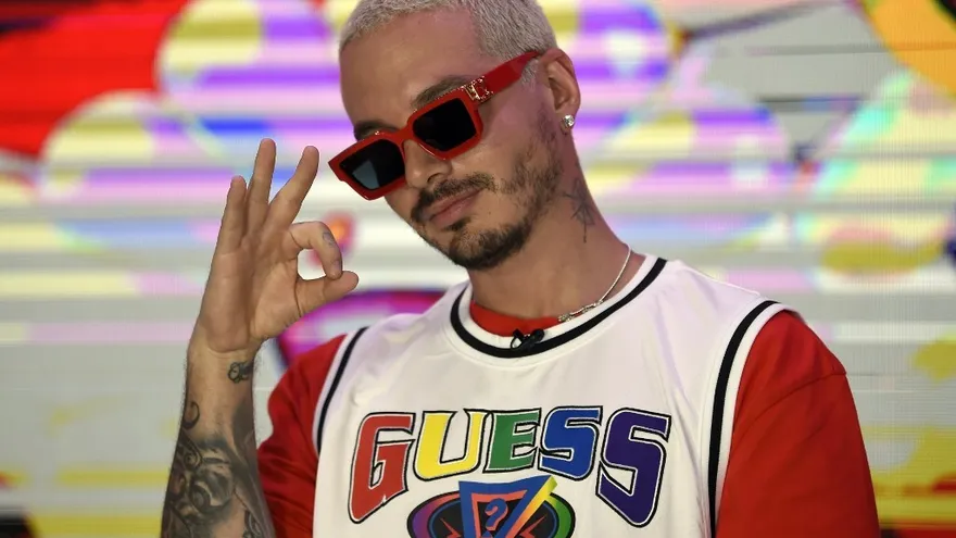 El colombiano J Balvin promociona un nuevo disco sin salir de casa.