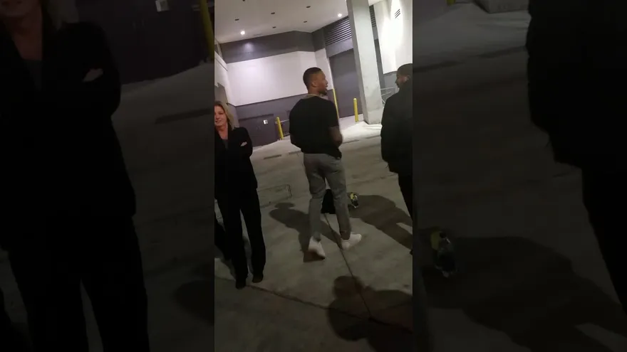 Lillard y los fanáticos que lo insultaron se enfrentan verbalmente