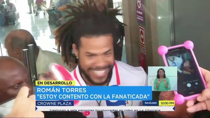 Román Torres atendió a sus fanáticos en las afueras del hotel de concentración.