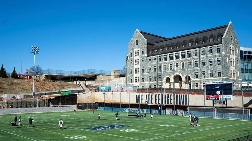 Vista de una pista deportiva en el campus de la Universidad Georgetown de Washington D.C (Estados Unidos), este martes.