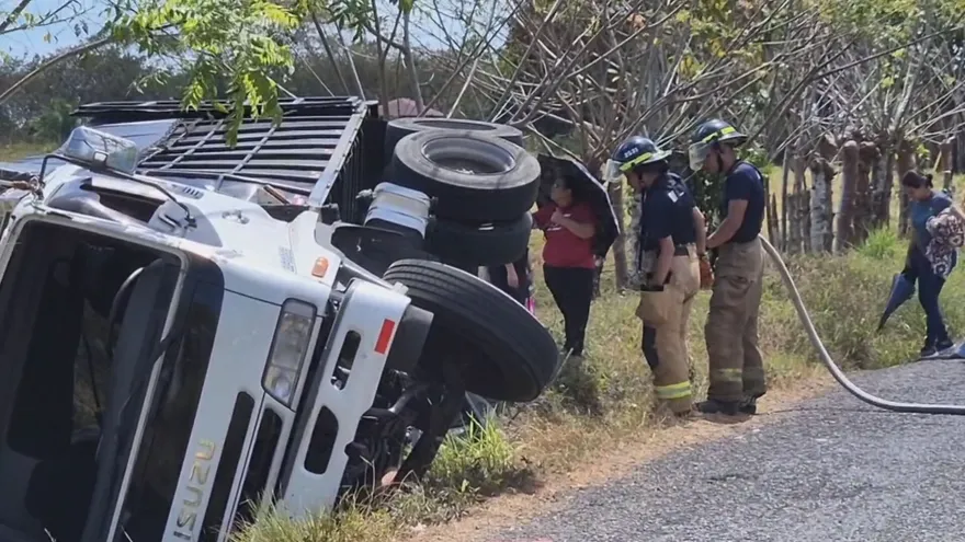 Los bomberos atienden el vuelco en Montilla, David, Chiriquí