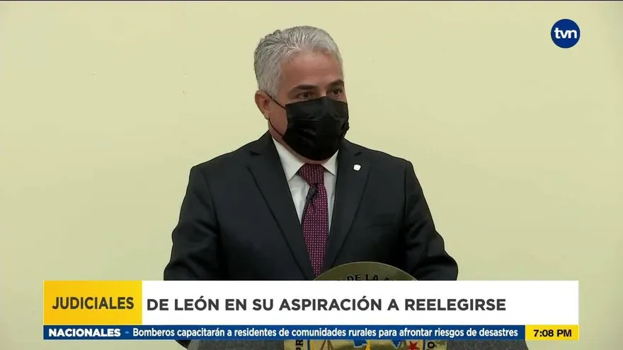 Magistrado Hernán De León en entrevista para reelegirse