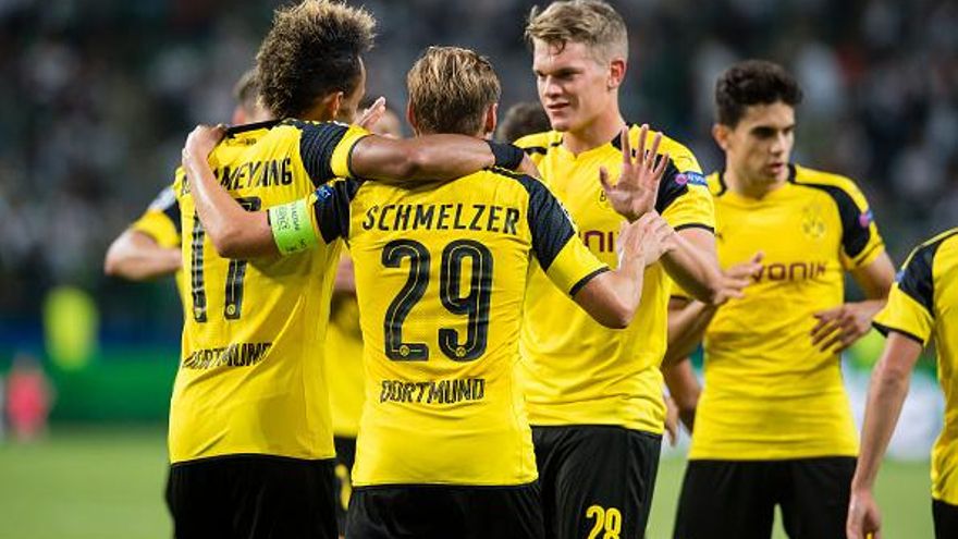 Jugadores del Borussia Dortmund celebran durante la goleada al Legia