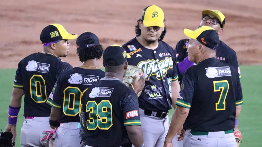Integrantes del equipo de béisbol mayor de Bocas del Toro reunidos