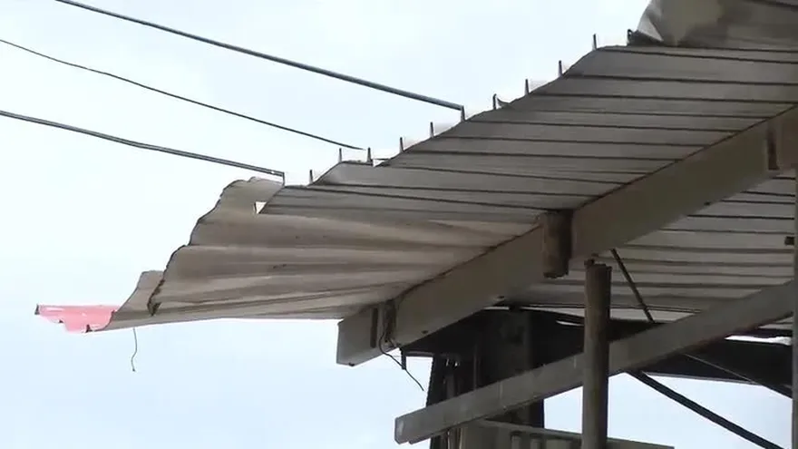 Fuertes vientos movilizan techos