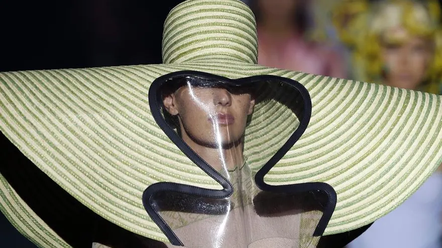 Una modelo luce este viernes algunas de las creaciones de la firma española Dominnico, en el marco de la Mercedes-Benz Fashion Week Madrid.