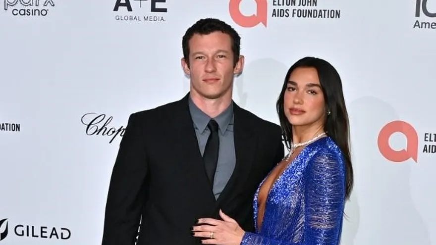 Foto archivo de Callum Turner y Dua Lipa