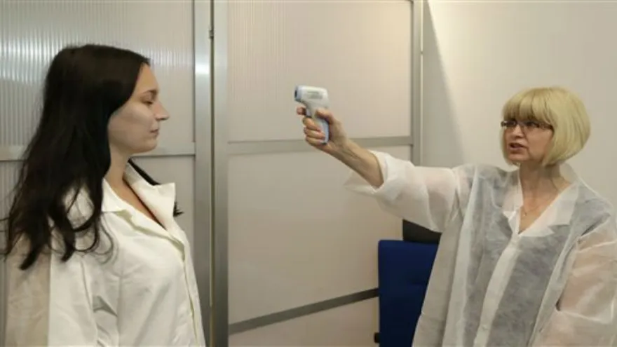 EEUU: 5 aeropuertos examinarán pasajeros por ébola