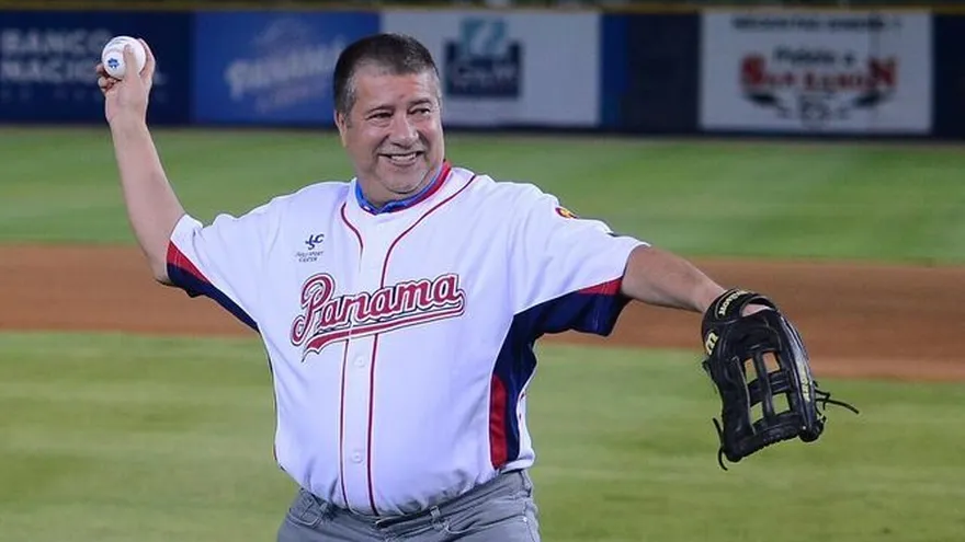 Hernán Darío Gómez realizó lanzamiento de Honor en el Béisbol Nacional
