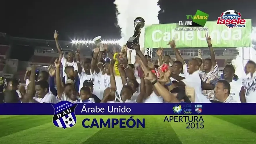 Árabe Unido de Colón levantando su copa #14