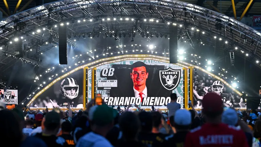 Imagen de Fernando Mendoza mostrada en una pantalla durante el Draft de la NFL 2026