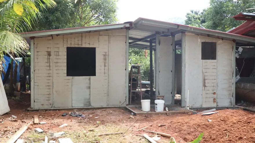Construcción de vivienda para una familia en Soná alcanza instalación de techo y levantamiento de paredes. Fotografía publicada por el Miviot el 20 de octubre de 2026