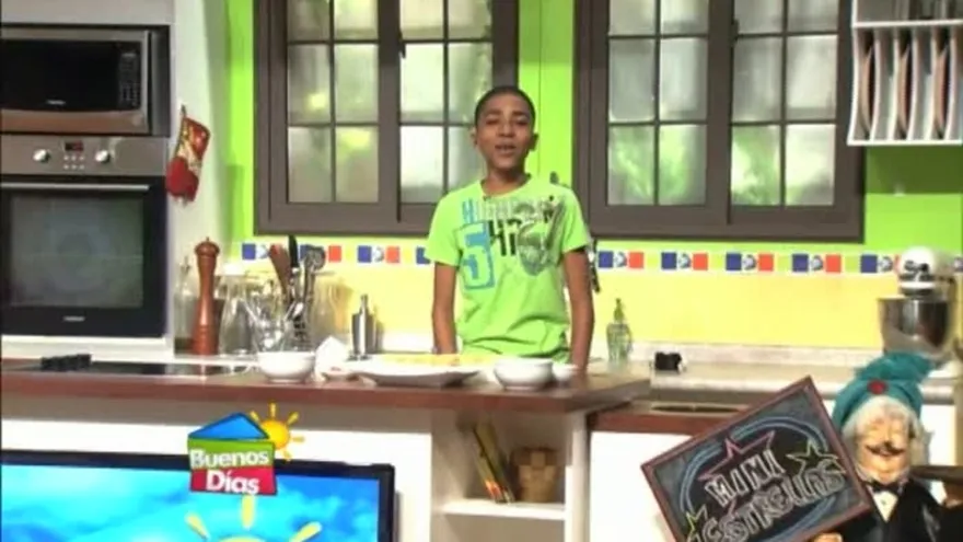 Canapés Rellenos de Compota de Fresa y Merengue