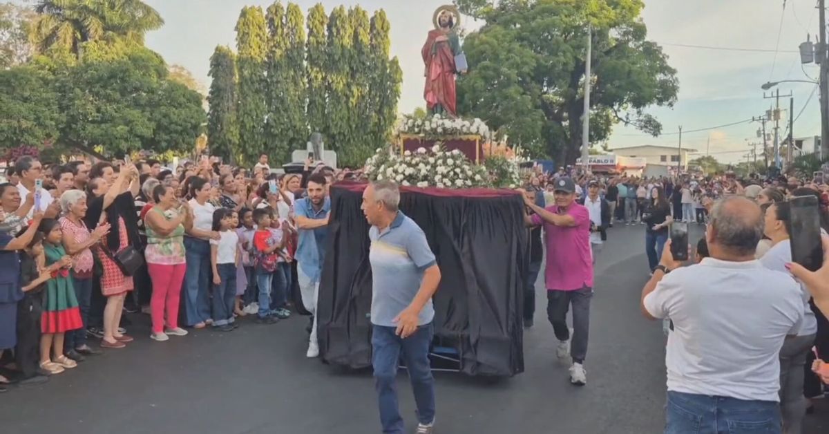 Entre andas y fe: Santiago celebra el Domingo de Resurrección con la tradicional 'Carrera de los Santos'