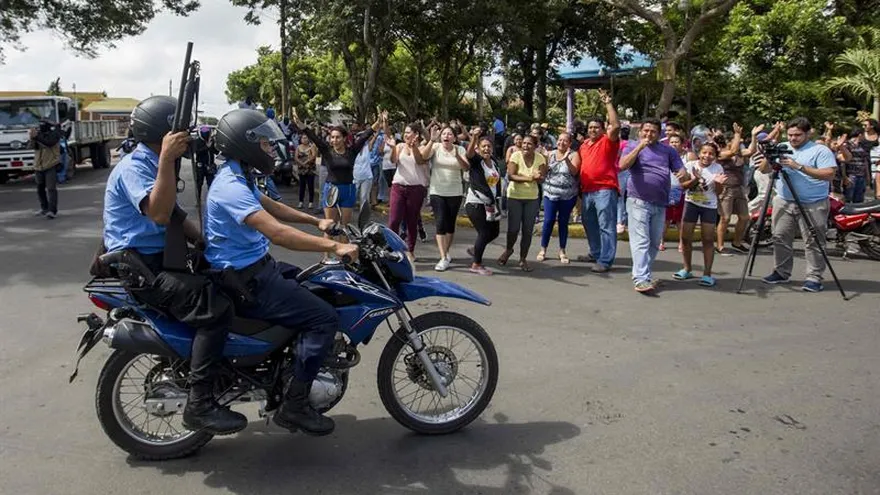 Nicaragua está sumergida en la crisis más sangrienta de su historia en tiempos de paz, y la más fuerte desde la década de los años 1980, también con Ortega como presidente.