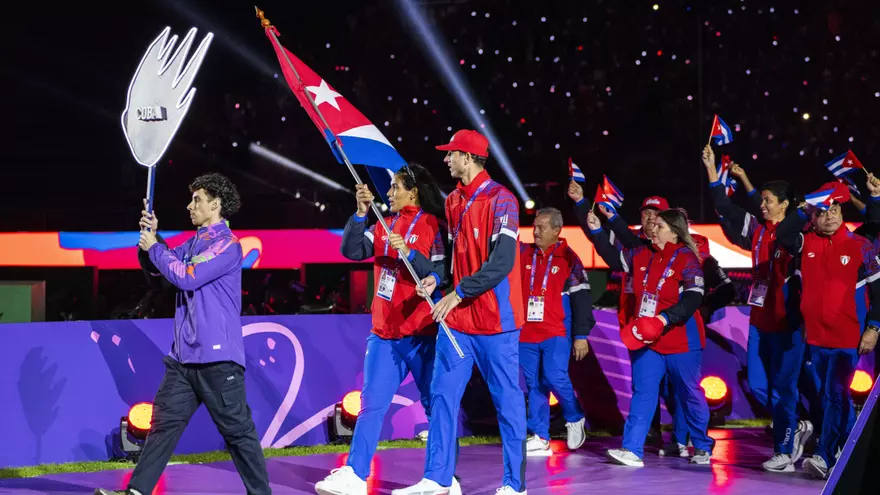 Miembros de la delegación de Cuba en la inauguración de los Juegos Panamericanos Junior Asunción 2025