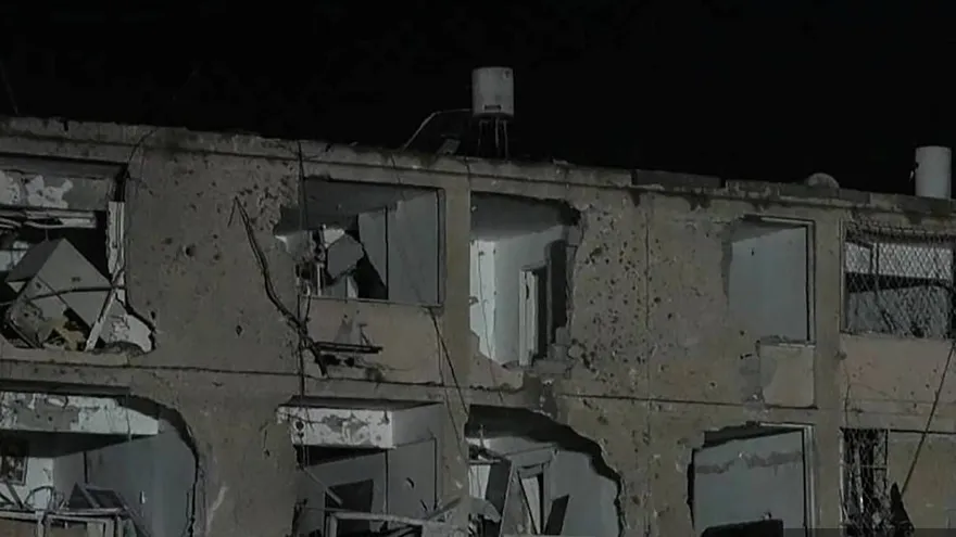 Esta captura de pantalla de las imágenes de AFPTV muestra los daños sufridos por un edificio en la ciudad de Dimona el 21 de marzo de 2026. Un misil iraní impactó ese día en la ciudad israelí de Dimona, sede de una instalación nuclear, en lo que la República Islámica calificó como represalia por los ataques contra su propio emplazamiento nuclear en Natanz. Dimona alberga una instalación a las afueras de la ciudad principal que, según se cree, posee el único arsenal nuclear de Oriente Medio, aunque Israel nunca ha admitido tener armas nucleares.