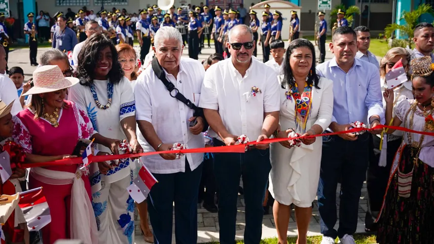 La ministra Lucy Molinar y el presidente José Raúl Mulino inauguran la escuela del Barrera.