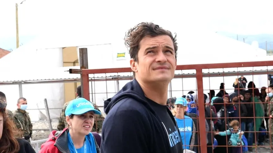 Orlando Bloom visita a refugiados en Macedonia