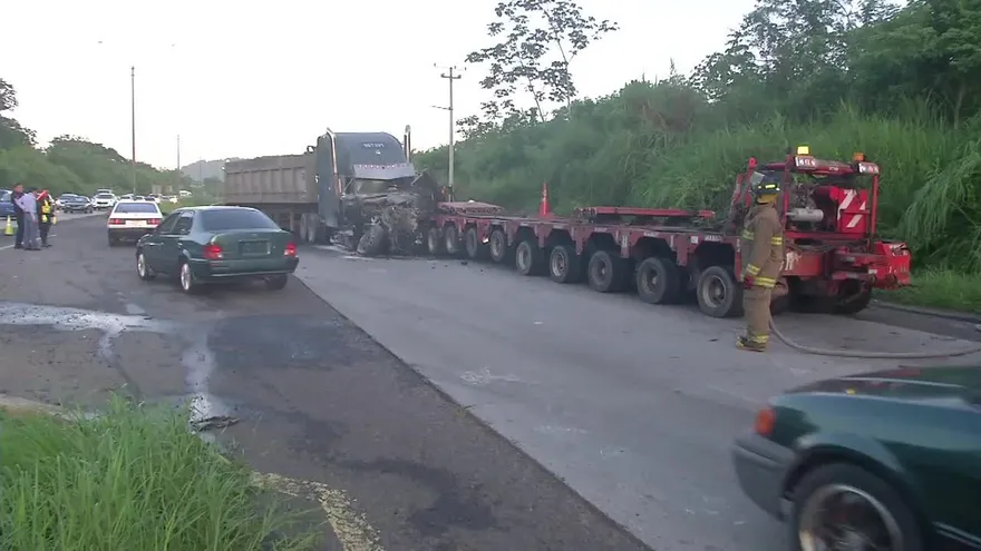 Dos mulas se chocan en Vía Centenario