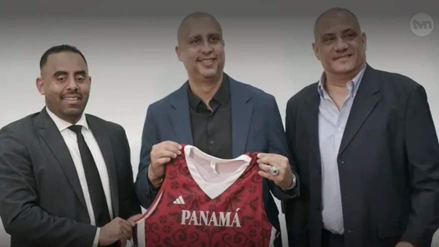 Nelson Colón (c) durante su presentación como nuevo head coach de Panamá