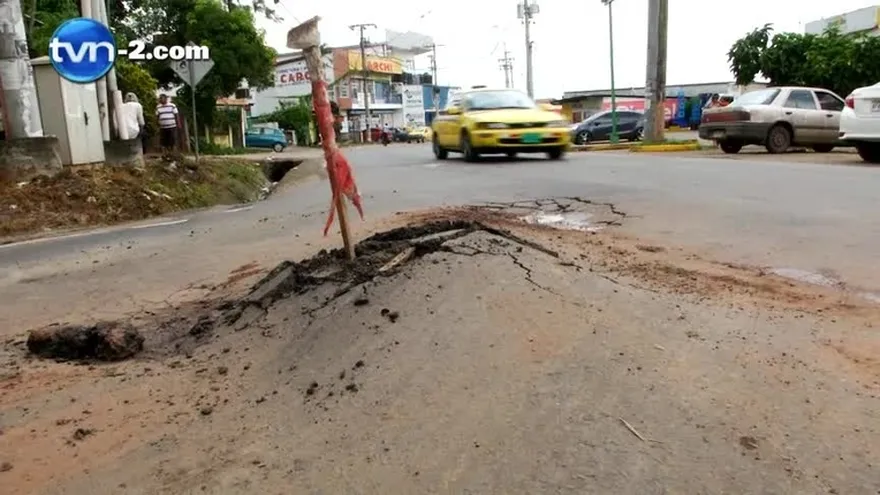 Calles en Las Mañanitas destruidas por tuberías rotas