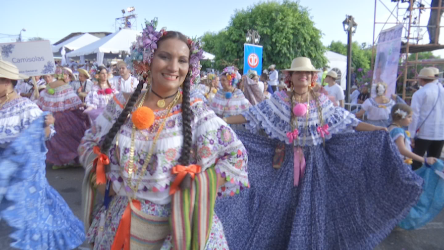 Miles de empolleradas engalanaron las calles en la ciudad de Las Tablas