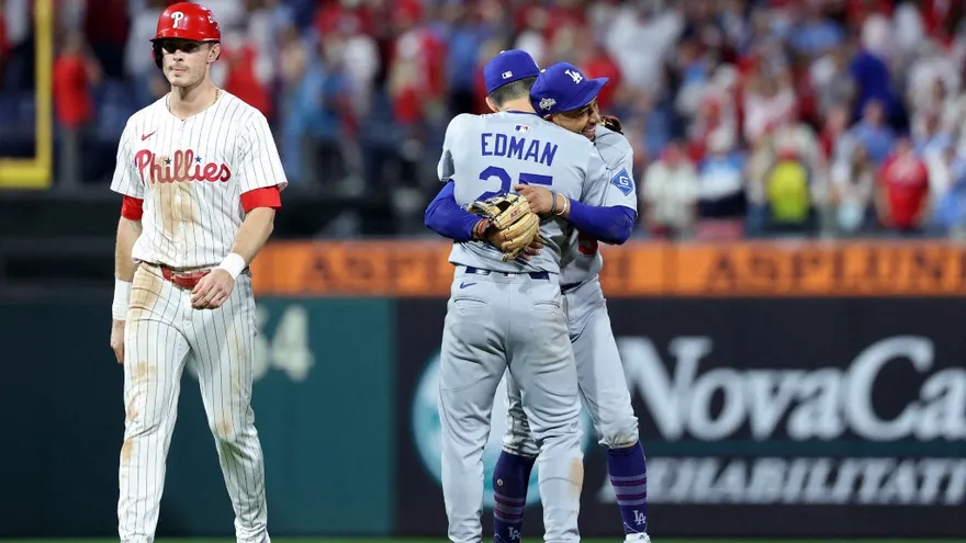 Mookie Betts y Tommy Edman se abrazan tras la victoria de los Dodgers ante los Phillies