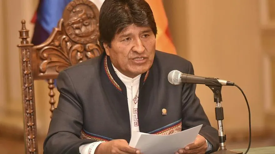 Fotografía cedida por la Agencia Boliviana de Información, del presidente de Bolivia, Evo Morales, quien habla hoy, lunes 8 de enero de 2018, durante una rueda de prensa en el Palacio de Gobierno de La Paz (Bolivia).
