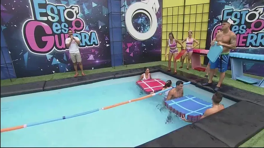 Los guerreros y retadores trabajaron en equipo para ganar en el equilibrio acuático