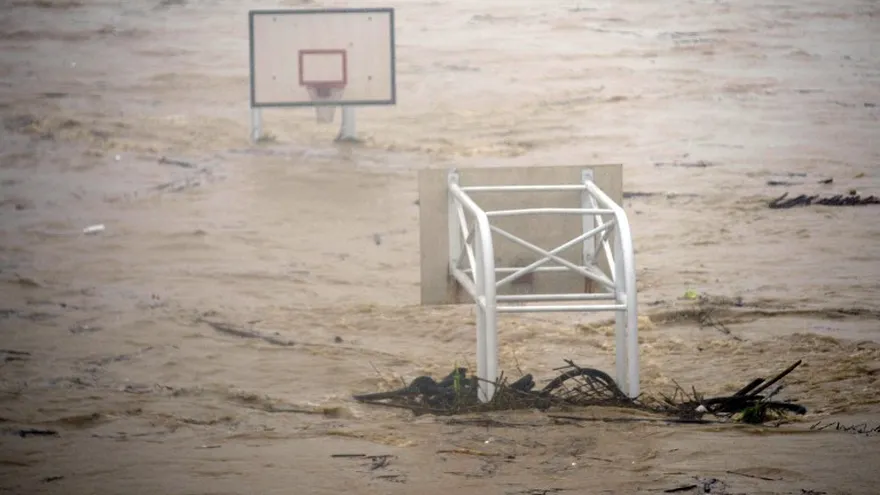 Un estadio está inundado por el río Jingmei debido al tifón Soudelor que golpea Taipei.