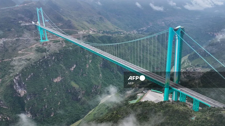El puente del Gran Cañón de Huajiang se ubica 625 metros sobre un río y un amplio desfiladero en la provincia sureña de Guizhou, en China