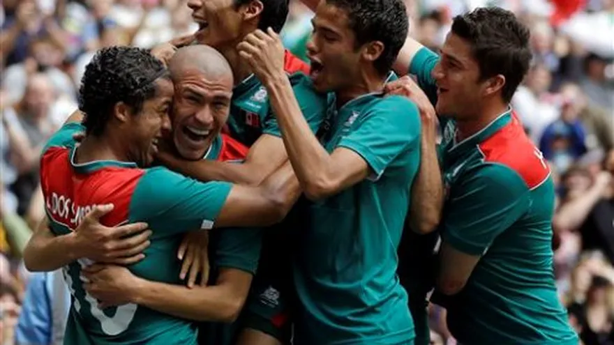 México consigue las semifinales del fútbol en el alargue