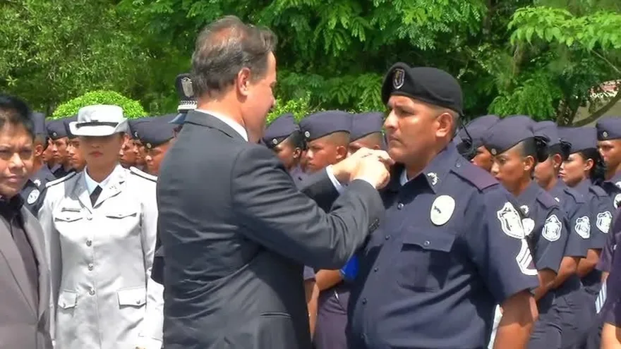 Policías que capturaron a ladrones de banco fueron ascendidos de rango
