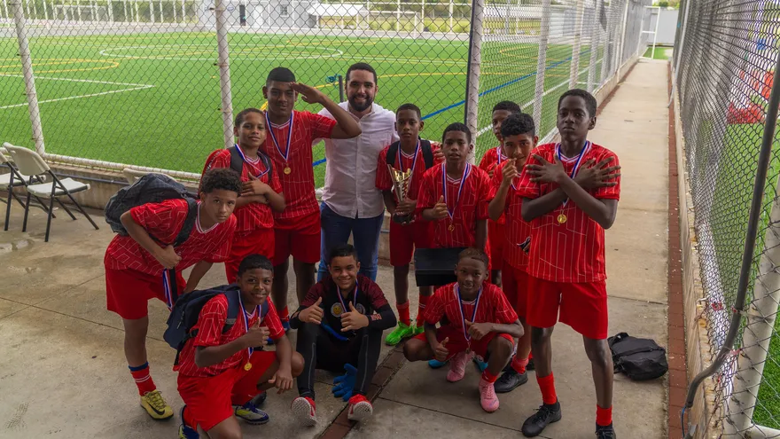 Diputado Roberto Zúñiga junto a jóvenes deportistas de Río Abajo