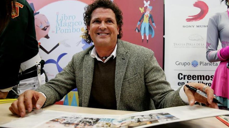 El cantante colombiano Carlos Vives (c), asiste a la firma del "Libro mágico de Pombo musical, volumen 2" el 27 de abril de 2017, durante la XXX Feria Internacional del Libro de Bogotá (Colombia).
