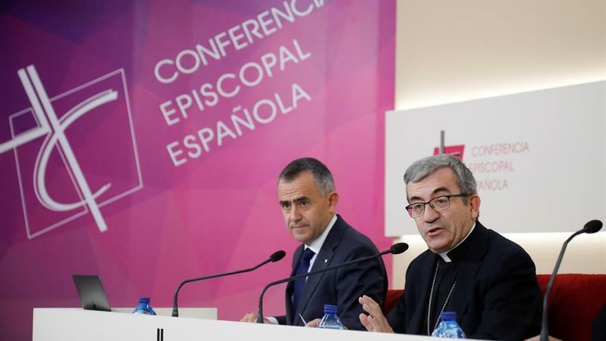 El secretario general de la Conferencia Episcopal Española (CEE), Luis Argüello, y el vicesecretario para asuntos económicos, Fernando Giménez Barriocanal, este viernes en rueda de prensa tras la reunión de la Asamblea Plenaria.